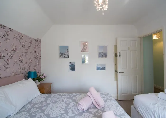 6 Bedroom Holiday Home With Hot Tub & Garden