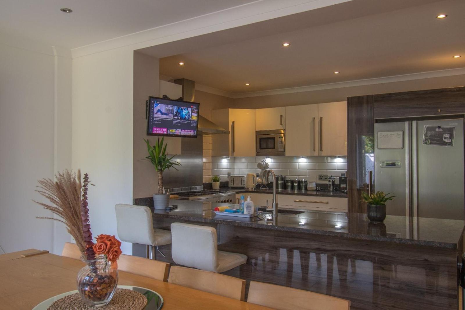 6 Bedroom With Hot Tub & Garden Holiday home *