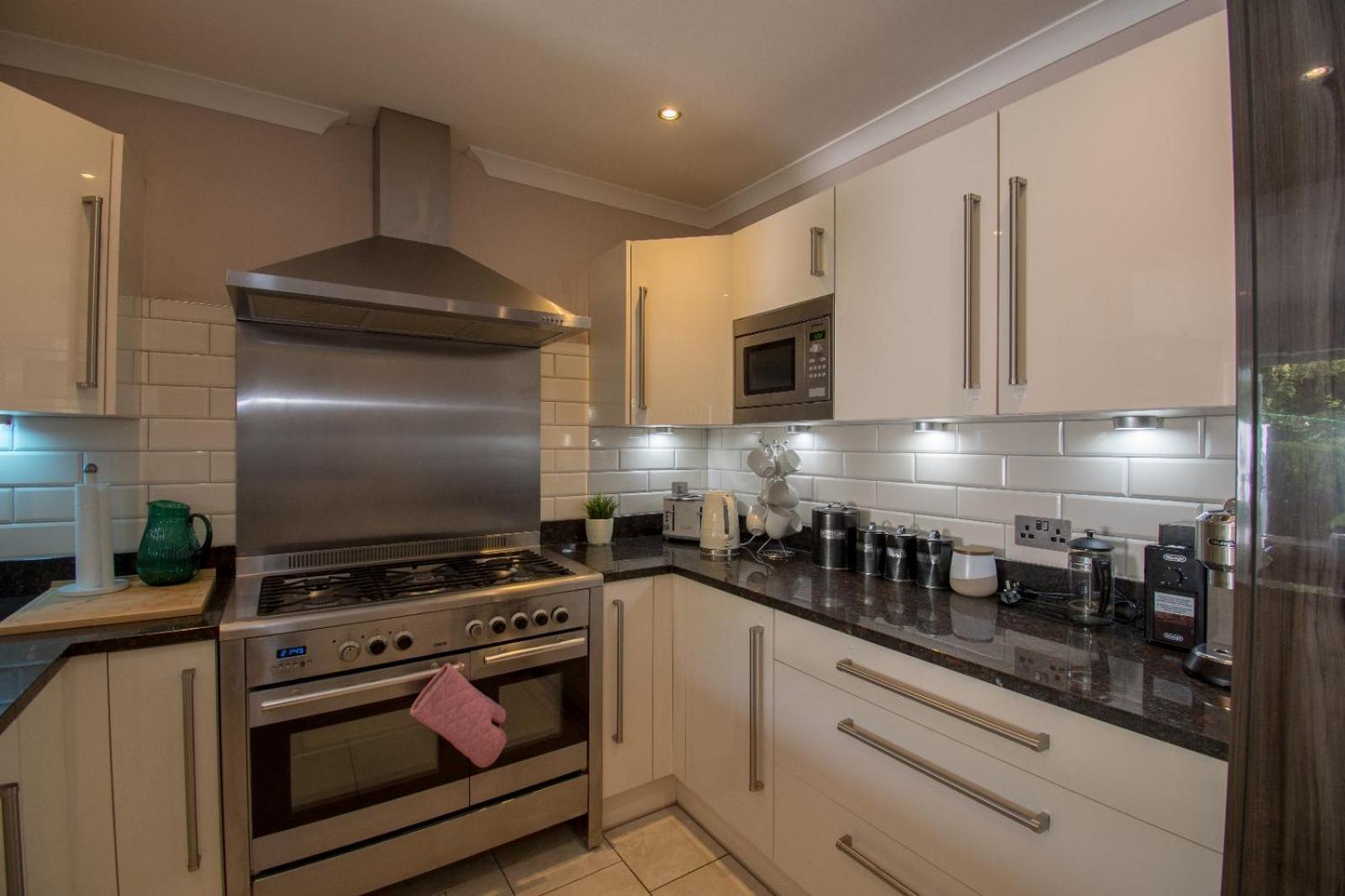 6 Bedroom With Hot Tub & Garden Holiday home Luton (Bedfordshire)