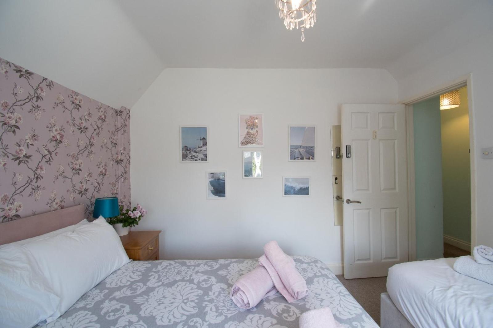 6 Bedroom With Hot Tub & Garden * Luton (Bedfordshire)