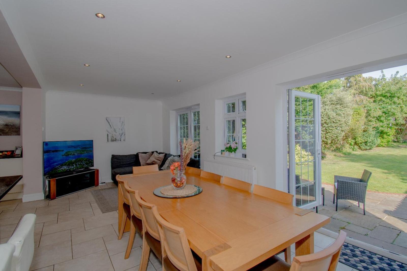 6 Bedroom With Hot Tub & Garden *