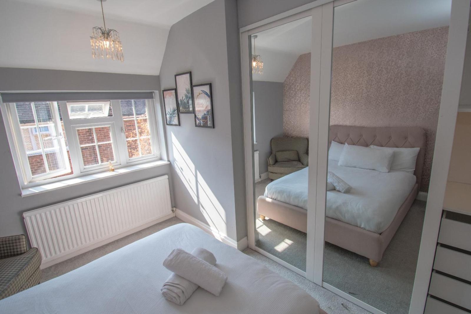 Holiday home 6 Bedroom With Hot Tub & Garden *