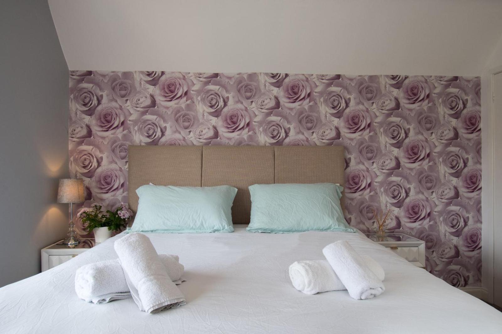 6 Bedroom With Hot Tub & Garden Holiday home *
