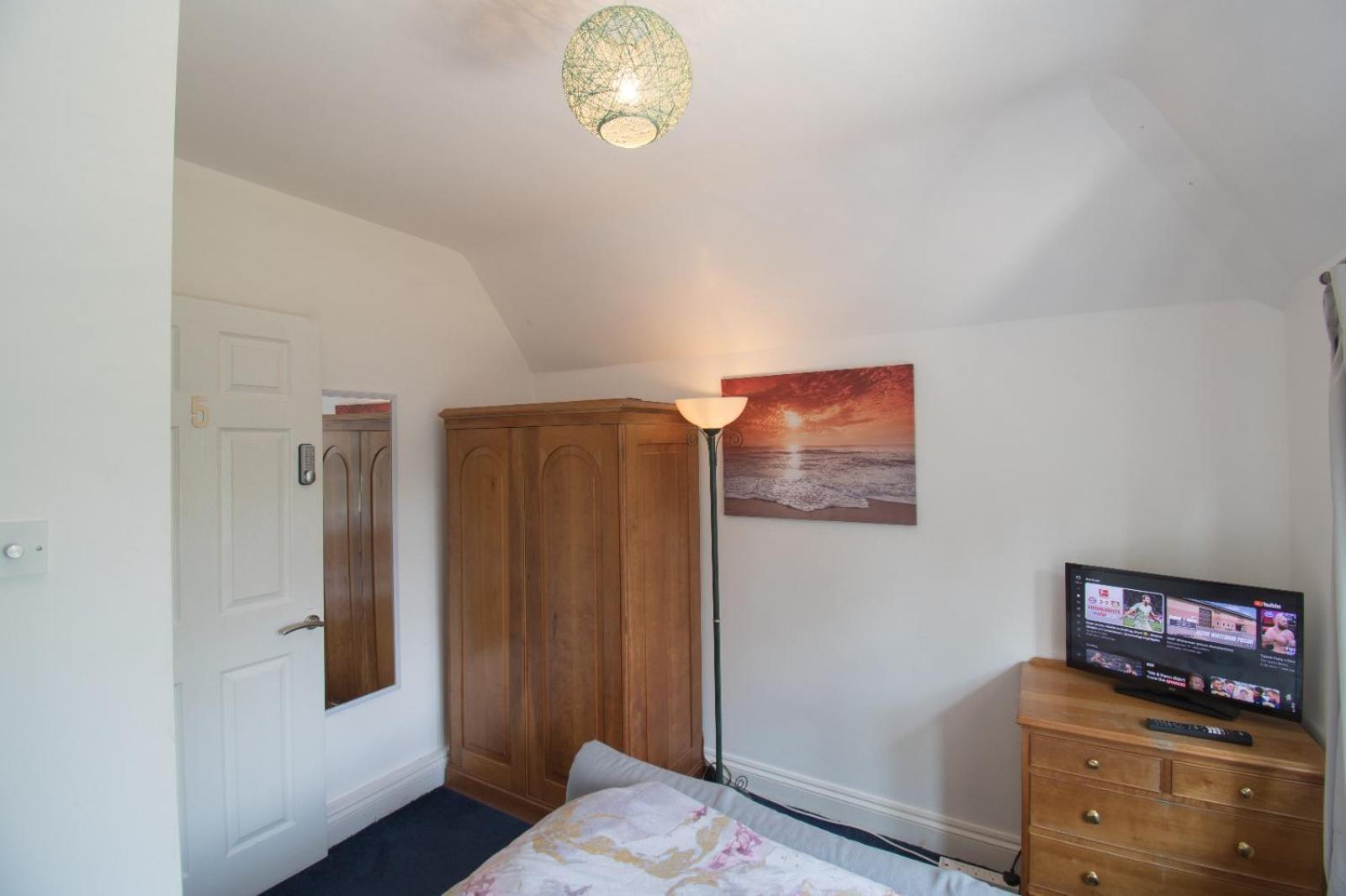 6 Bedroom With Hot Tub & Garden * Luton (Bedfordshire)