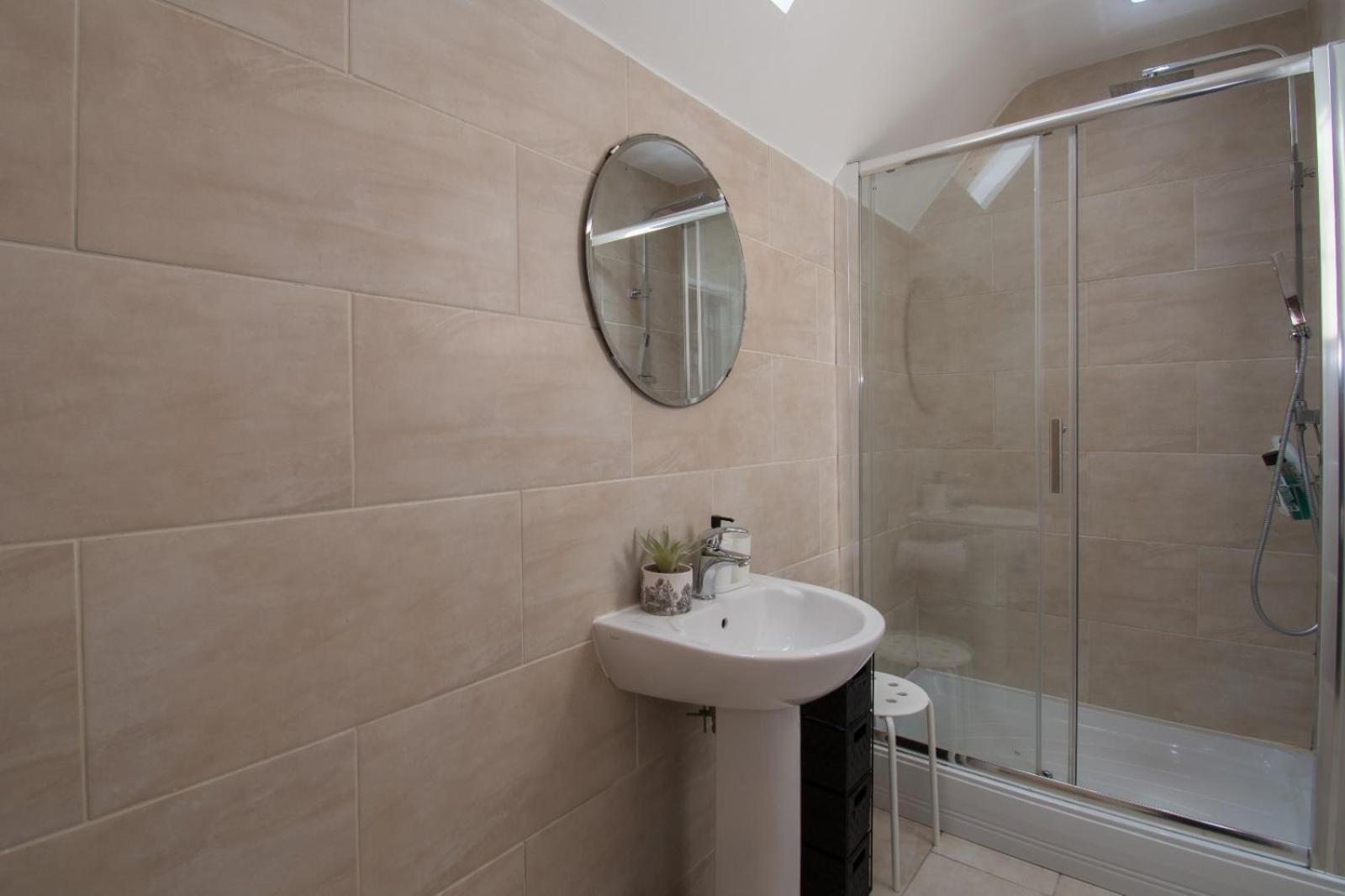 6 Bedroom With Hot Tub & Garden Holiday home Luton (Bedfordshire)
