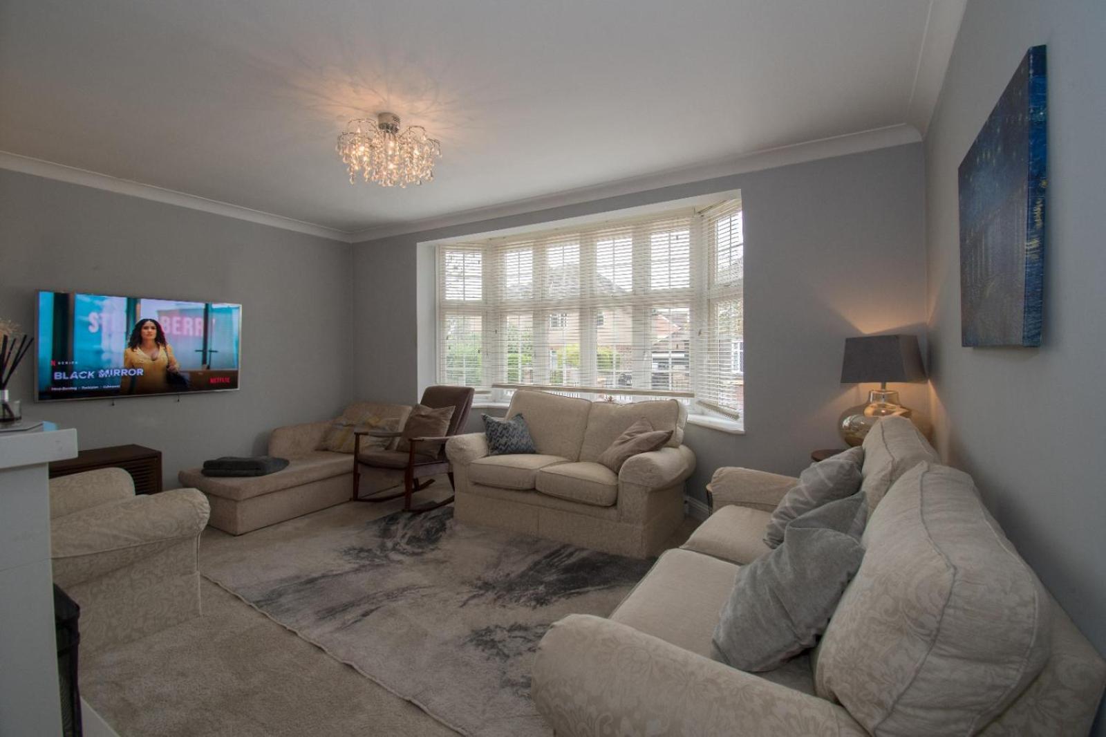6 Bedroom With Hot Tub & Garden Holiday home