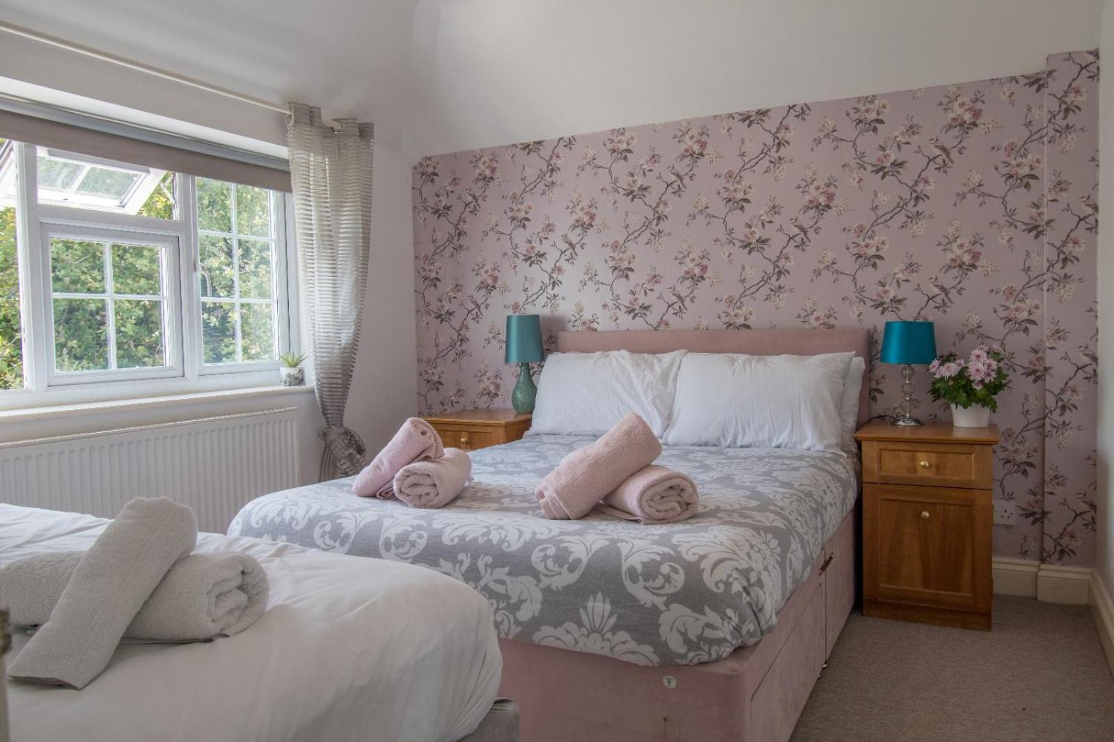 6 Bedroom With Hot Tub & Garden Holiday home *
