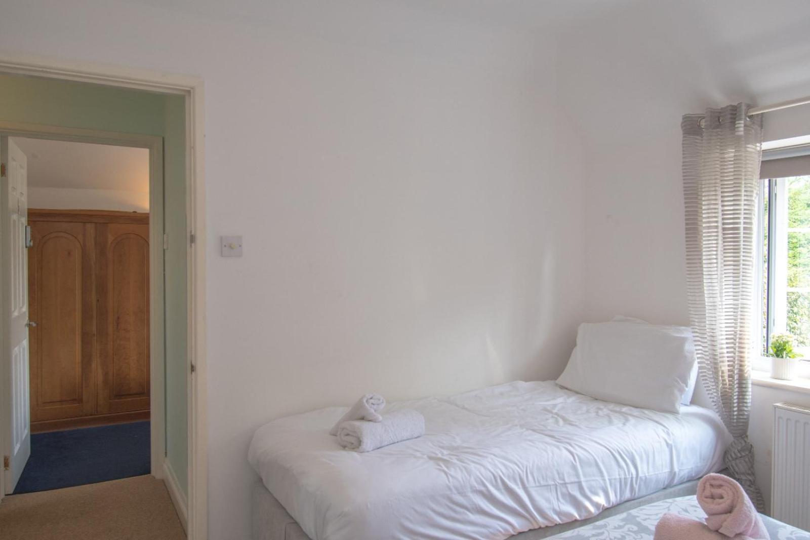6 Bedroom With Hot Tub & Garden * Luton (Bedfordshire)