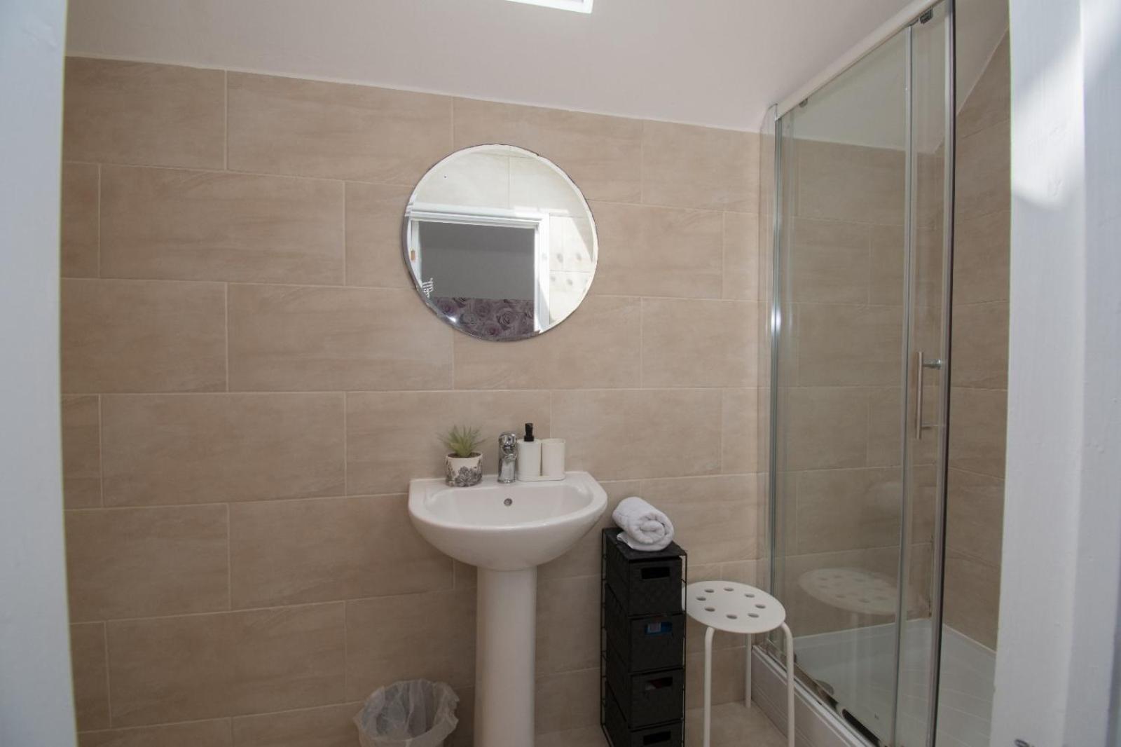 6 Bedroom With Hot Tub & Garden Holiday home *