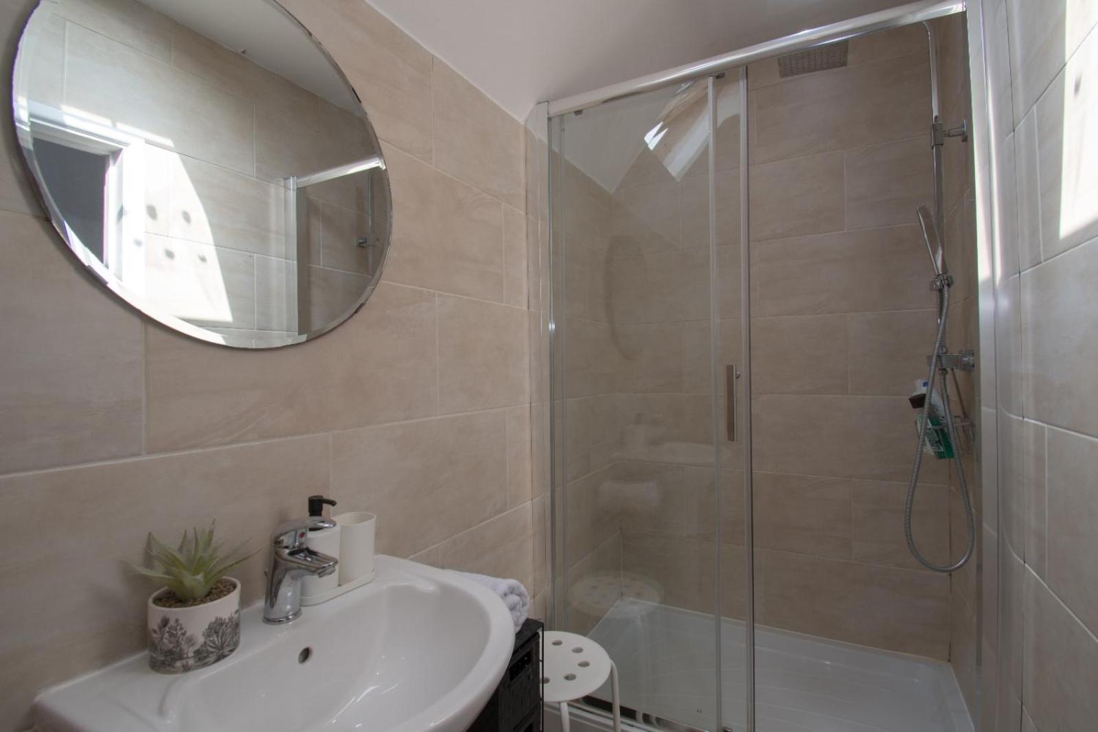 6 Bedroom With Hot Tub & Garden *