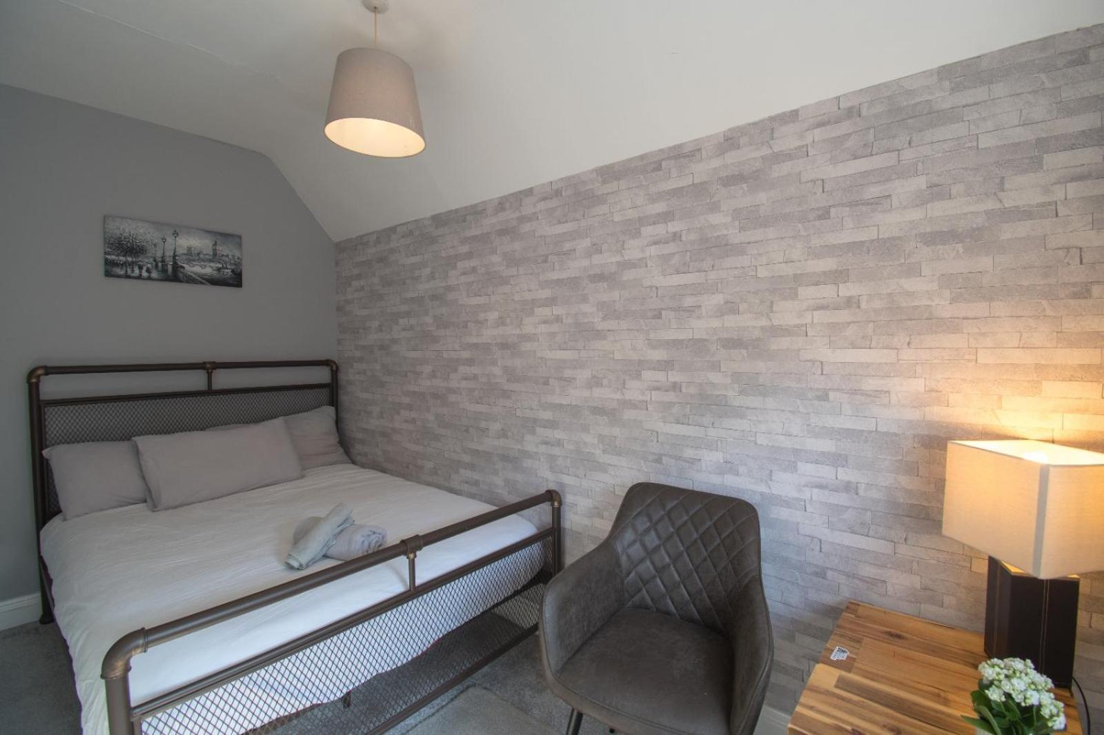 6 Bedroom With Hot Tub & Garden * Luton (Bedfordshire)