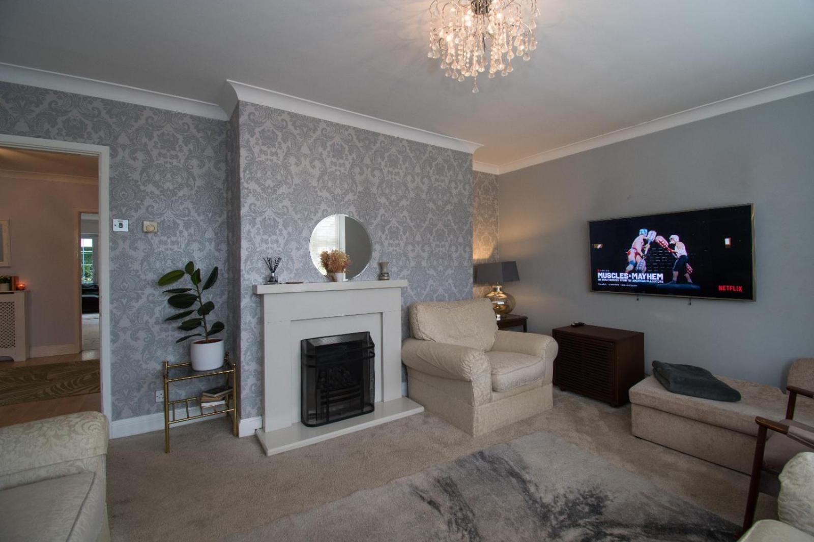 6 Bedroom With Hot Tub & Garden Luton (Bedfordshire)