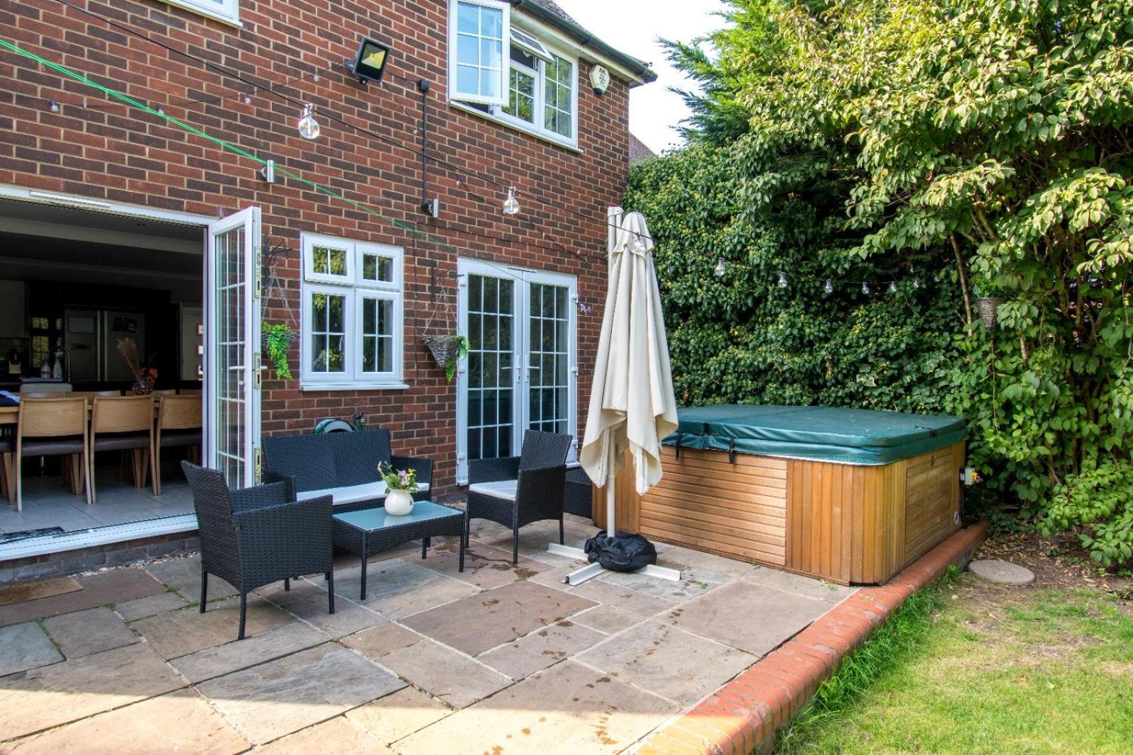 6 Bedroom With Hot Tub & Garden *