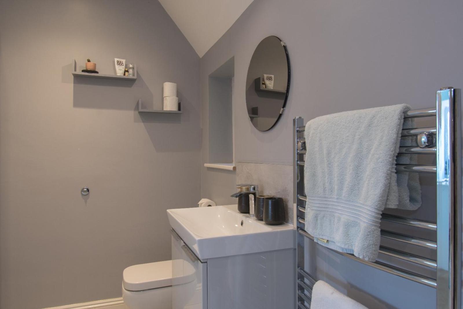 6 Bedroom With Hot Tub & Garden * Luton (Bedfordshire)