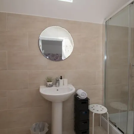 6 Bedroom Holiday Home With Hot Tub & Garden Luton  Exterior photo