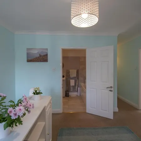 6 Bedroom Holiday Home With Hot Tub & Garden Luton  Exterior photo