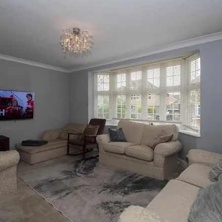 6 Bedroom Holiday Home With Hot Tub & Garden Luton  Exterior photo