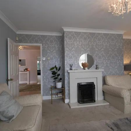 6 Bedroom Holiday Home With Hot Tub & Garden Luton  Exterior photo