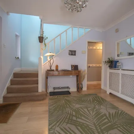 6 Bedroom Holiday Home With Hot Tub & Garden Luton  Exterior photo