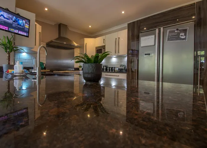 6 Bedroom Holiday Home With Hot Tub & Garden