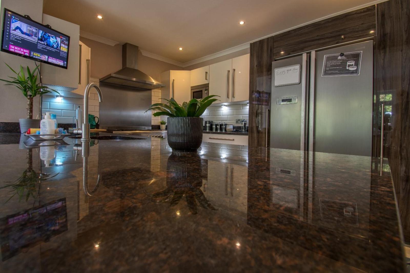6 Bedroom With Hot Tub & Garden Holiday home