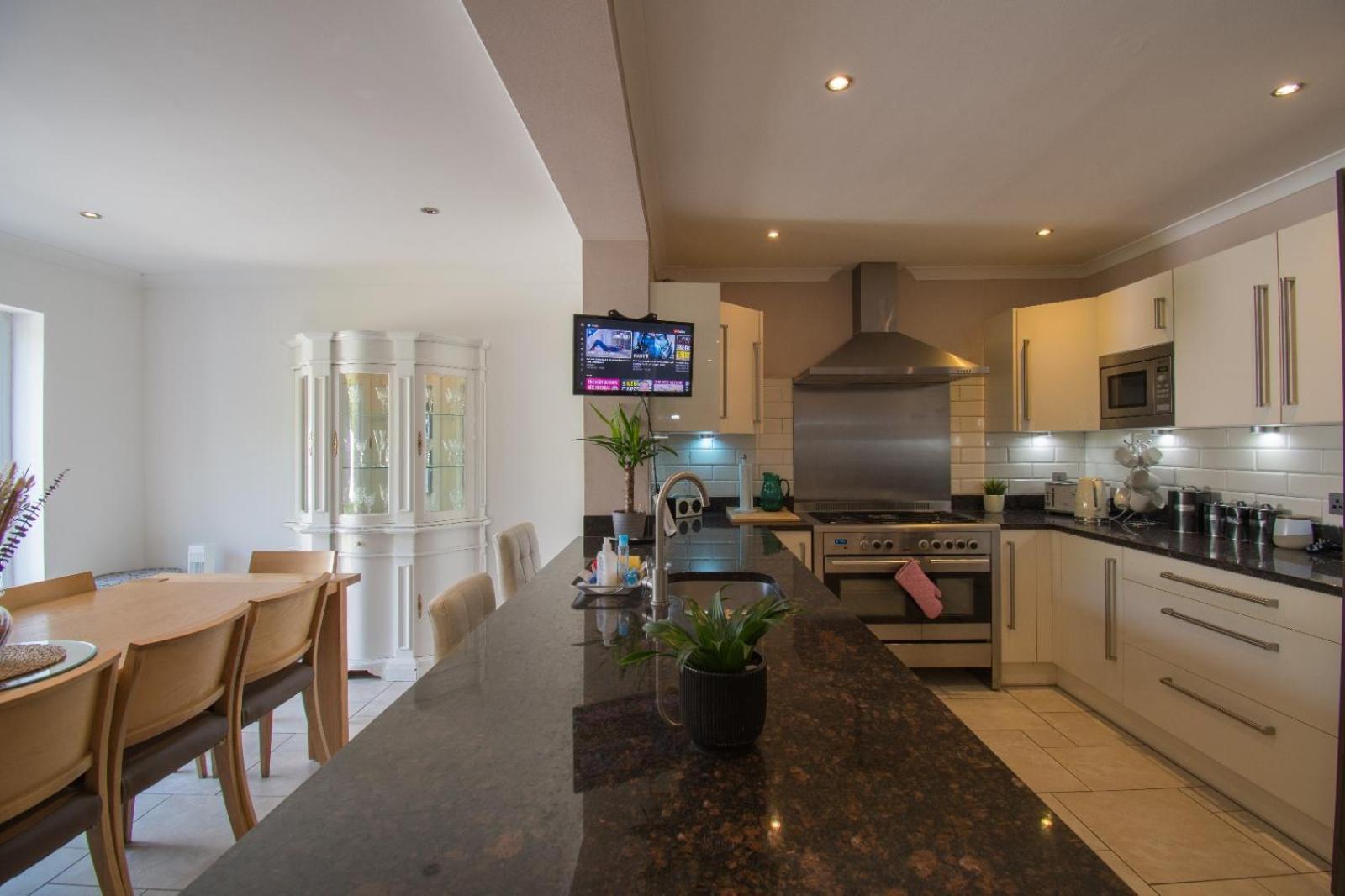 Holiday home 6 Bedroom With Hot Tub & Garden *
