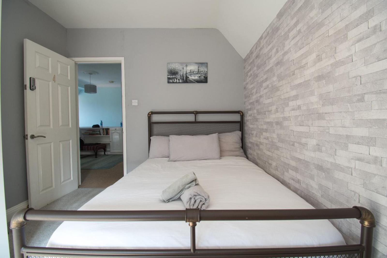 6 Bedroom With Hot Tub & Garden Holiday home