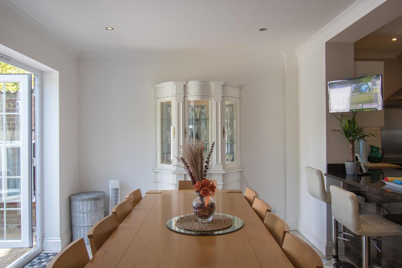 6 Bedroom With Hot Tub & Garden * Luton (Bedfordshire)