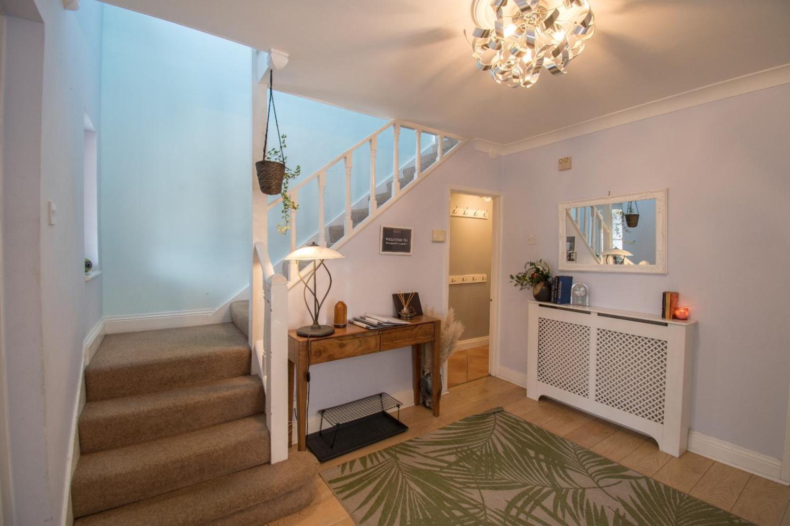 6 Bedroom With Hot Tub & Garden Luton (Bedfordshire)