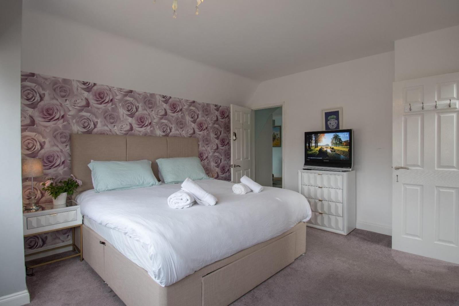 6 Bedroom With Hot Tub & Garden