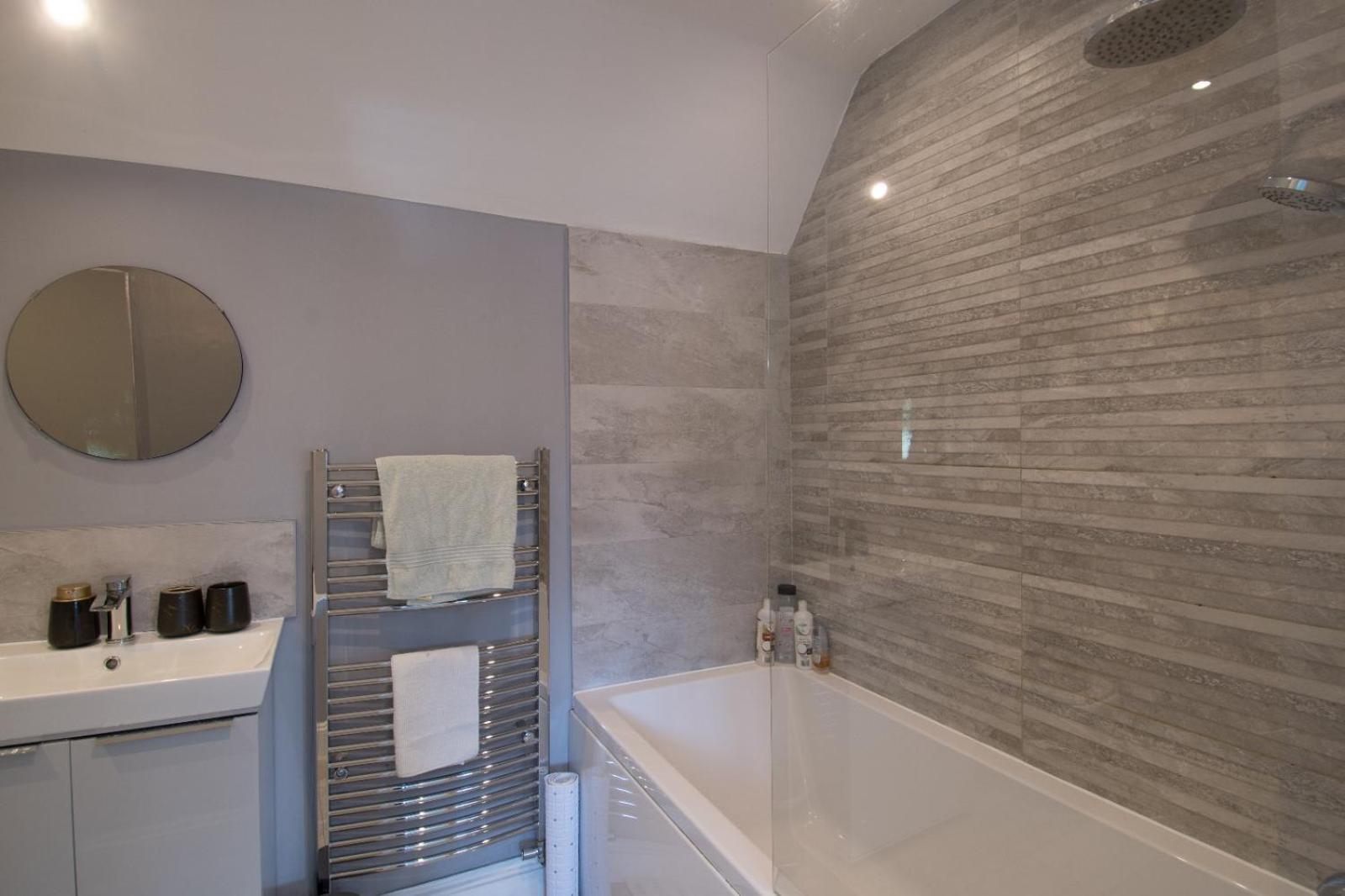 6 Bedroom With Hot Tub & Garden Luton (Bedfordshire)