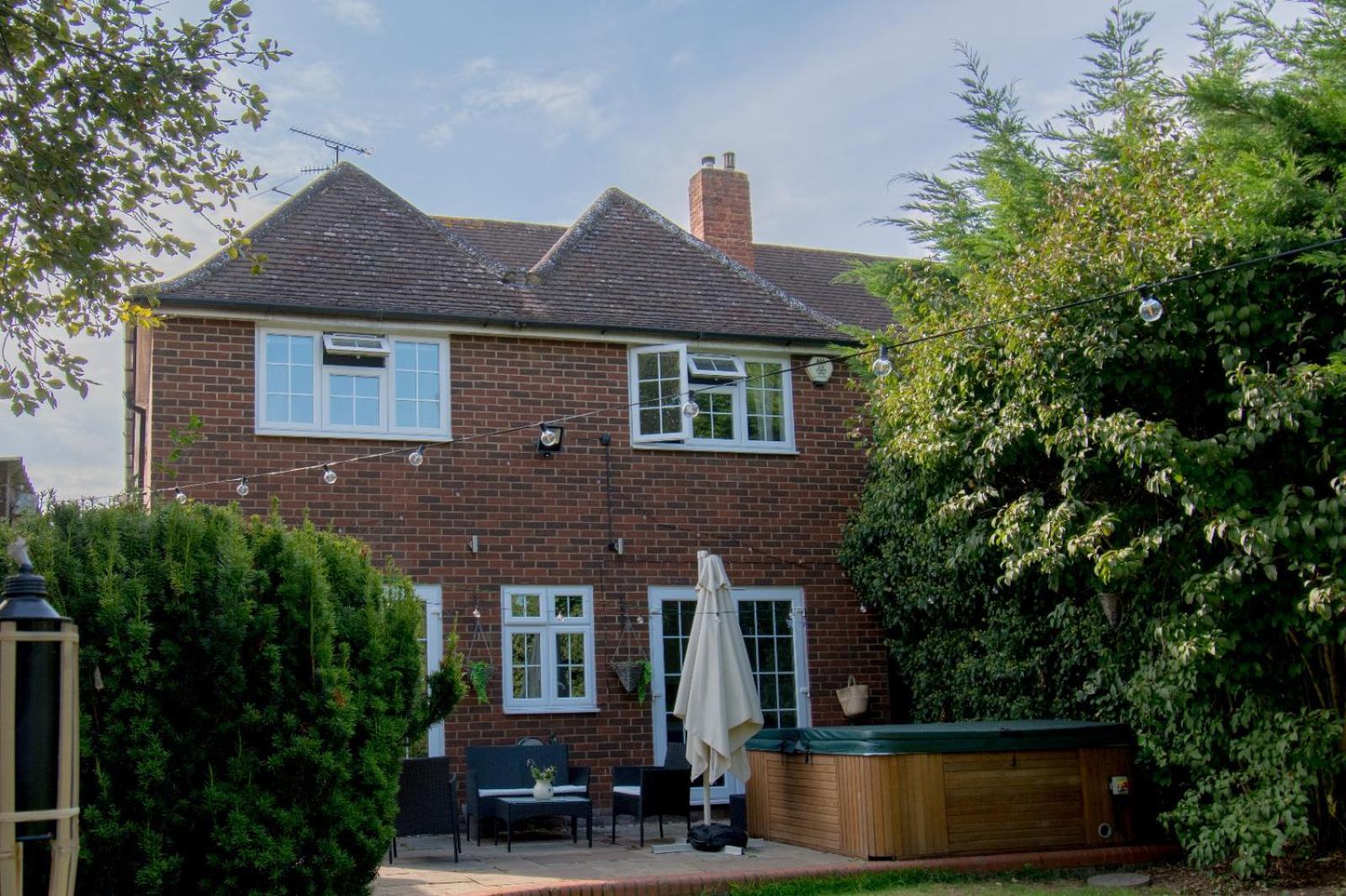Holiday home 6 Bedroom With Hot Tub & Garden *
