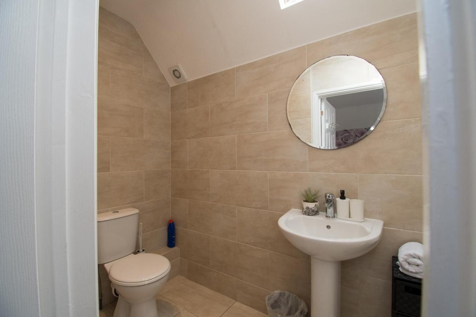 Holiday home 6 Bedroom With Hot Tub & Garden Luton (Bedfordshire)