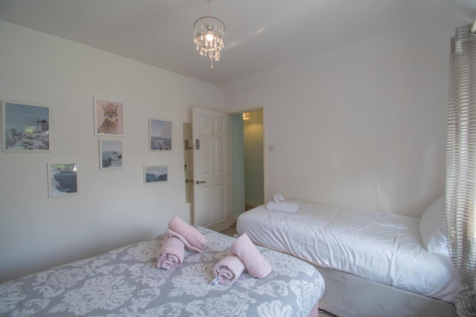 6 Bedroom With Hot Tub & Garden Holiday home