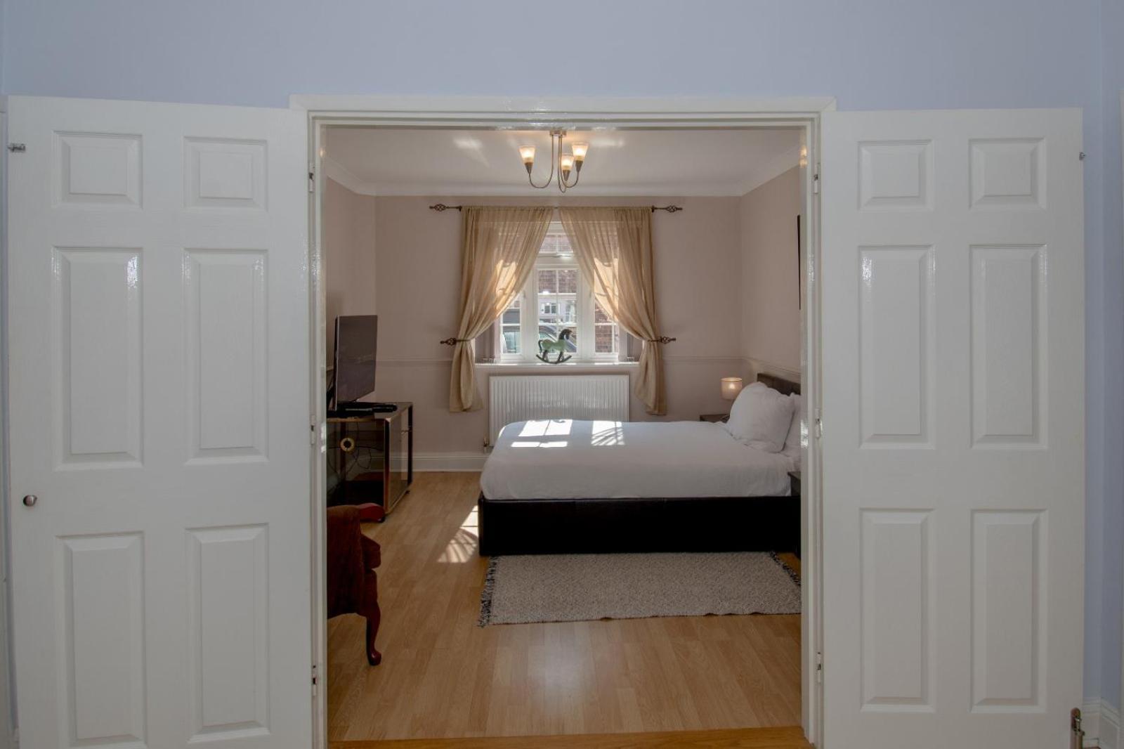 Holiday home 6 Bedroom With Hot Tub & Garden *