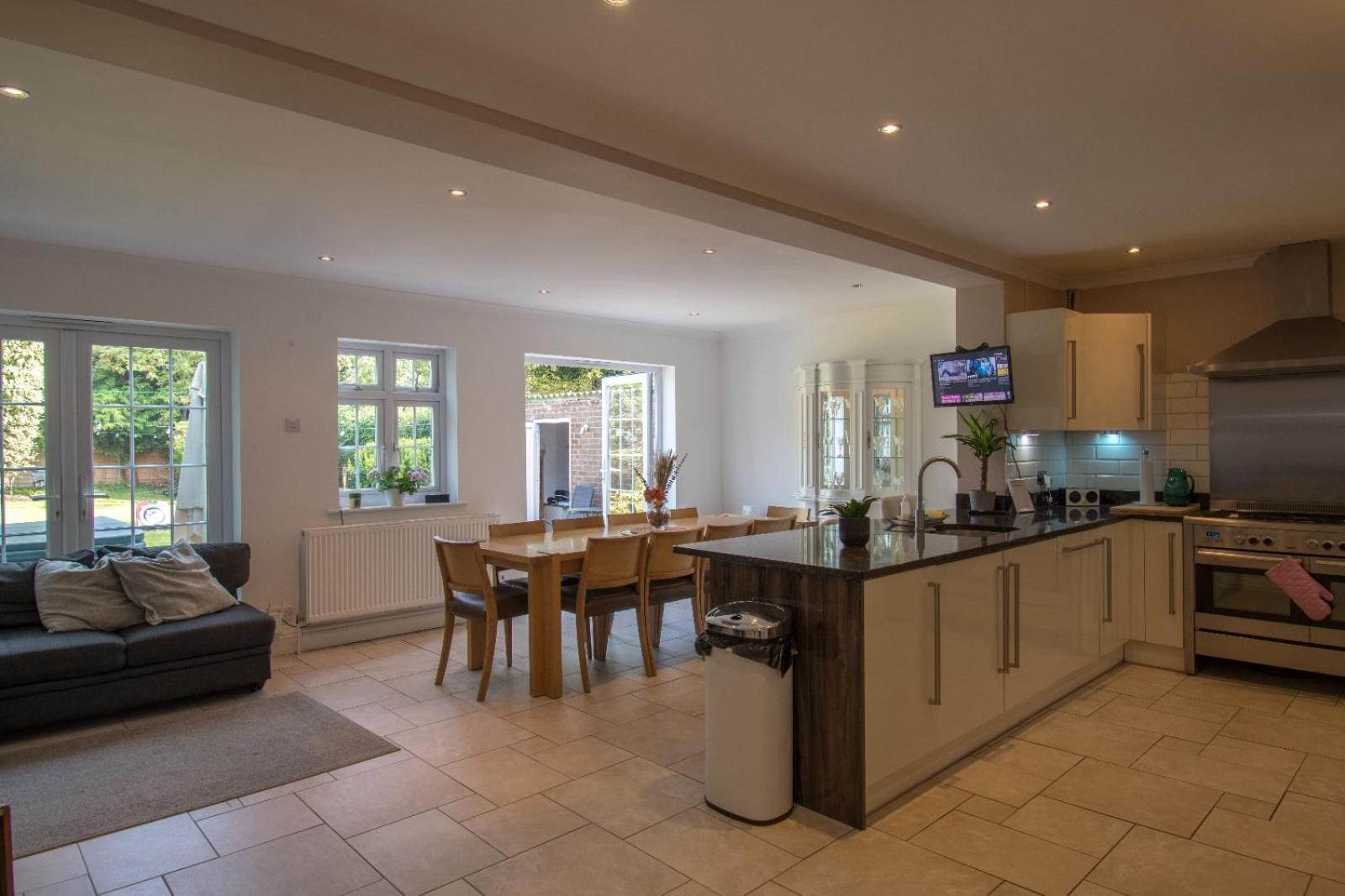 6 Bedroom With Hot Tub & Garden *