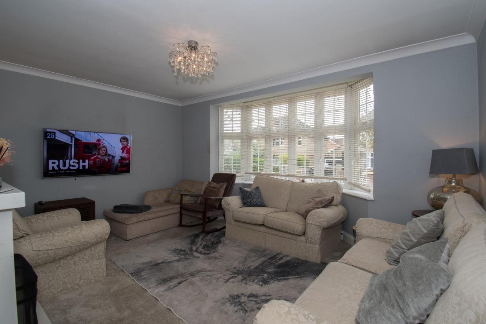 6 Bedroom With Hot Tub & Garden Holiday home