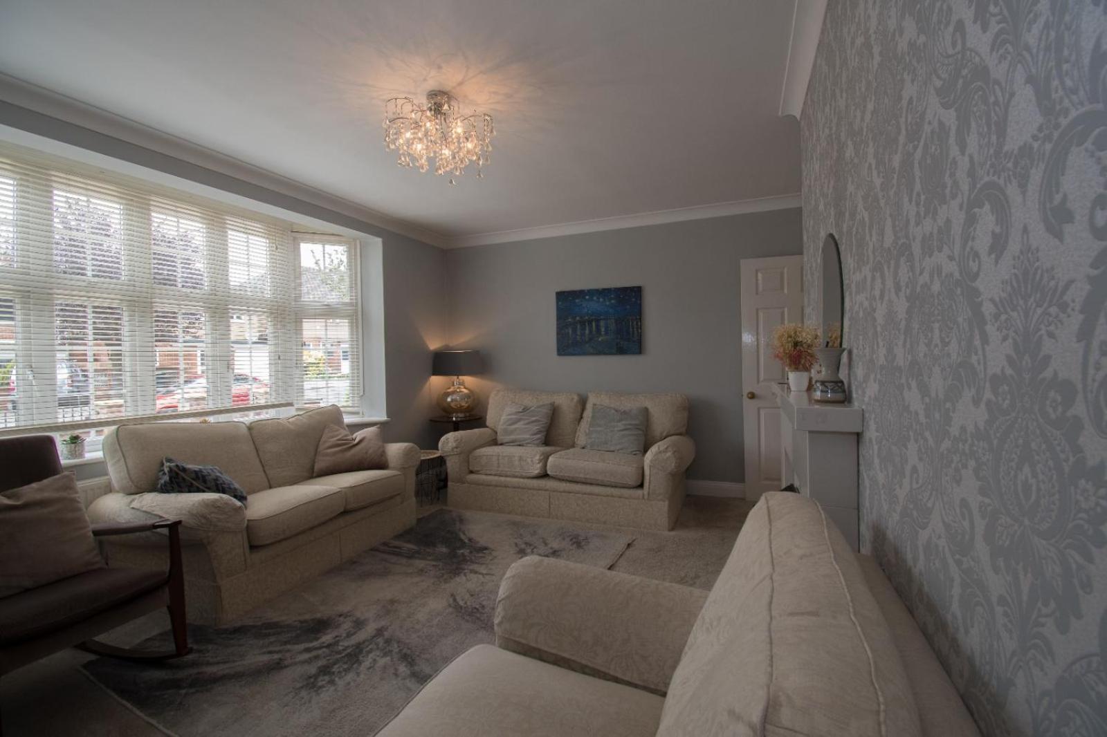 6 Bedroom With Hot Tub & Garden Holiday home *