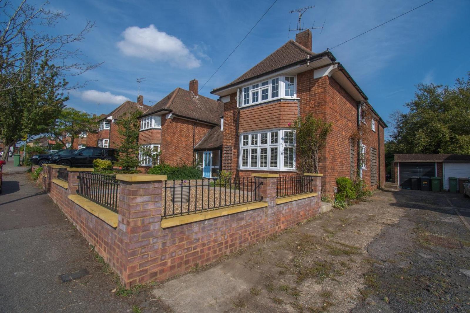 6 Bedroom With Hot Tub & Garden Holiday home *